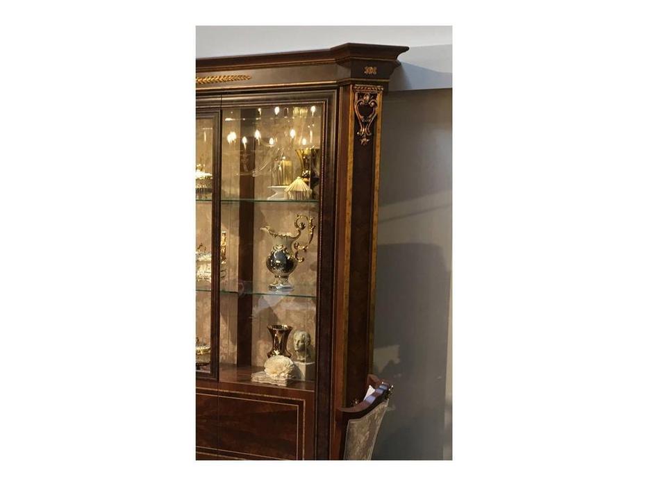 Arredo Classic: Modigliani: витрина 2 дверная полки стекло, стенка ткань (орех)
