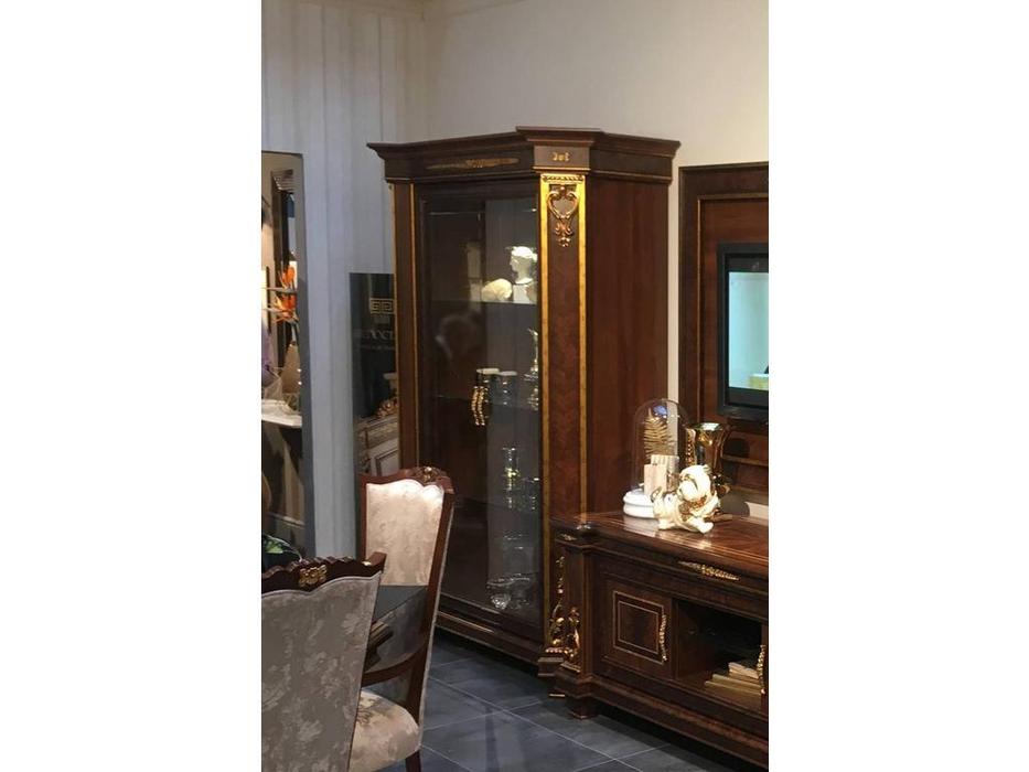 Arredo Classic: Modigliani: витрина 2 дверная полки стекло, стенка ткань (орех)